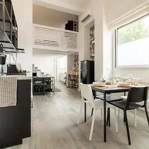 Navigli - Chic And Sophisticated In Appartamento